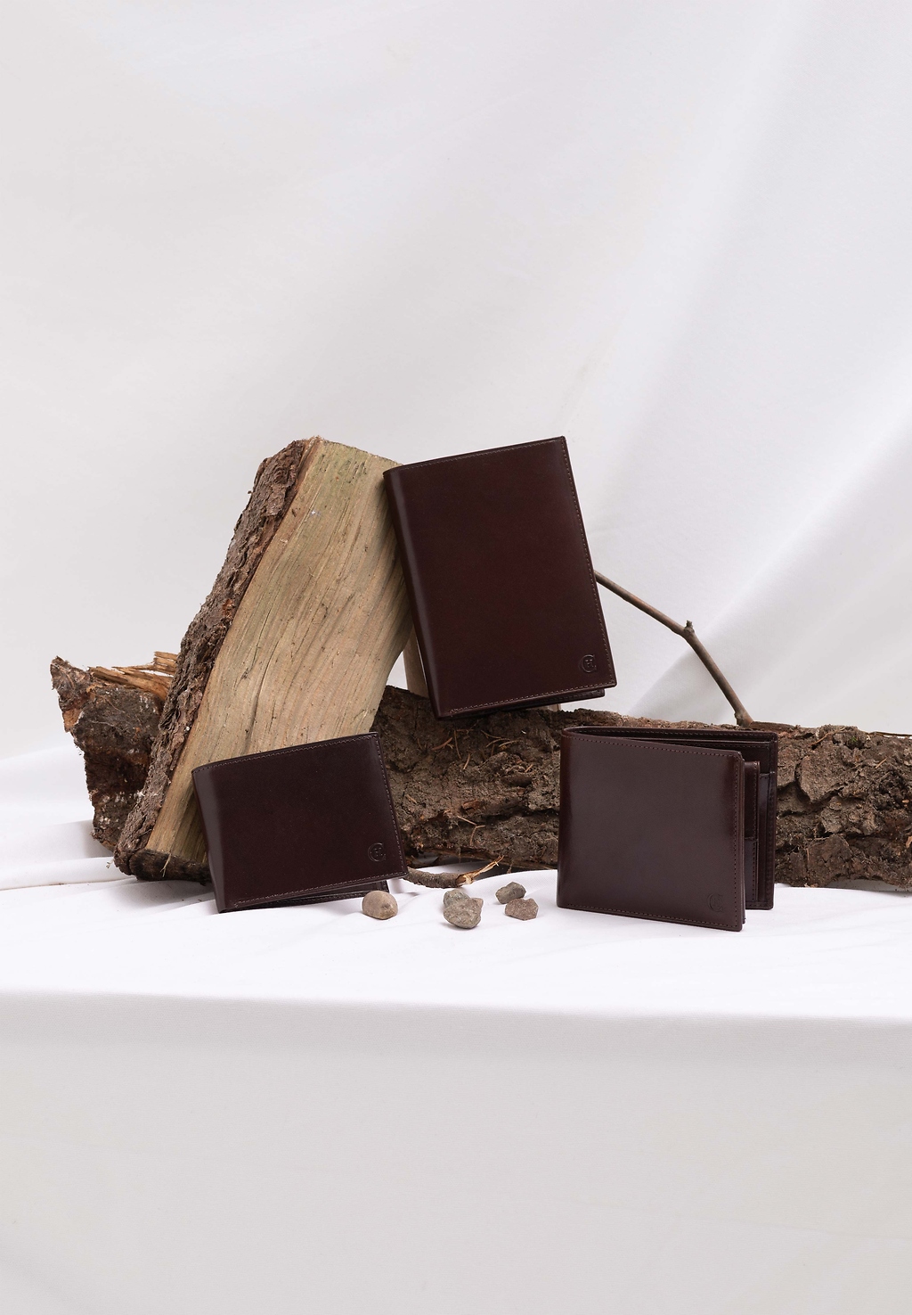 Mały portfel składany na raz z miejscem na bilon oraz ukrytą przegrodą na banknoty, z ochroną RFID